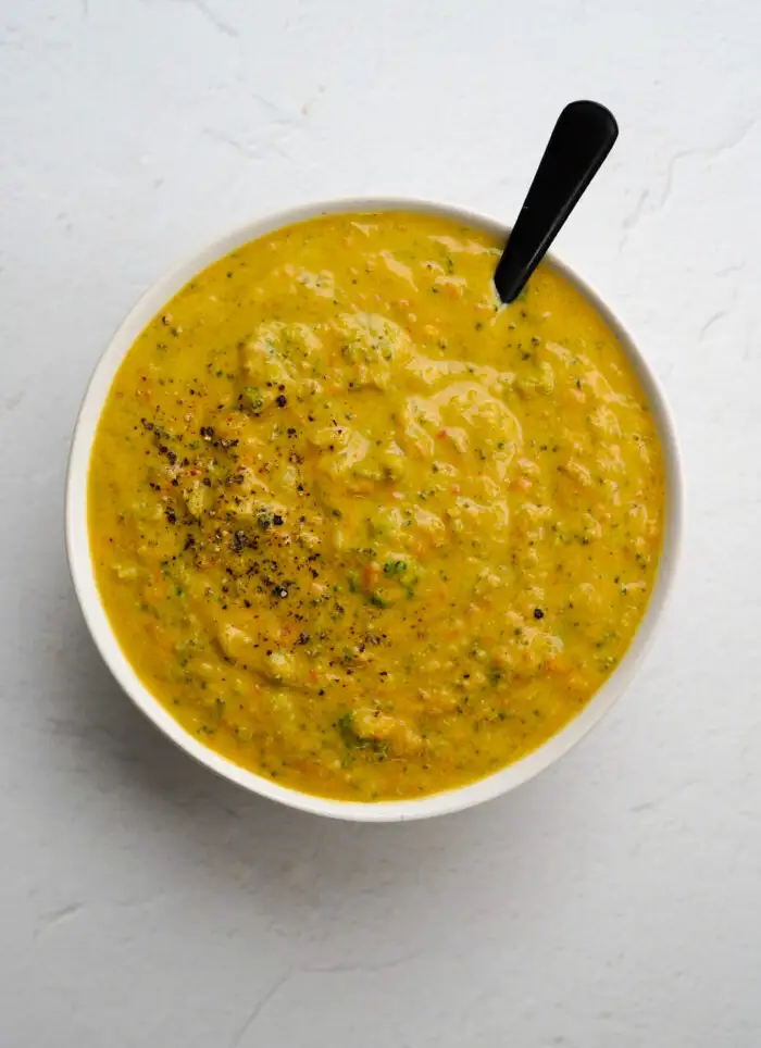 Veganska brokolijeva čedar juha