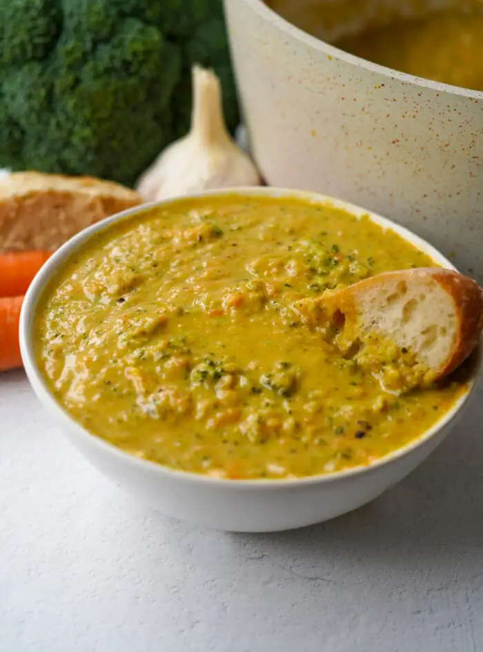 Veganska brokolijeva čedar juha